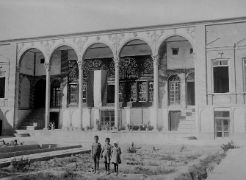 Ein Gebäude mit hohen Rundbögen