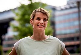 Frau mit kurzem blondem Haar