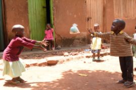 Kleine Kinder spielen Ball mit einer gefüllten Plastiktüte