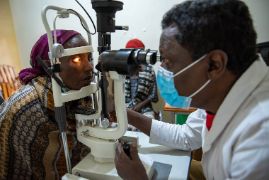 Mulunesh Mutter wird in der Klinik auch an den Augen untersucht.
