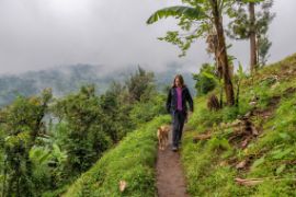 Deutsche Augenärztin wander in den Bergen Tansanias