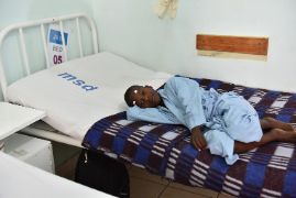 Ein Junge liegt auf einem Krankenhausbett. 