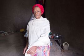 Äthiopische Frau sitzt in ihrer Hütte