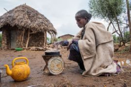Äthiopische Frau bereitet Essen im Freien zu.
