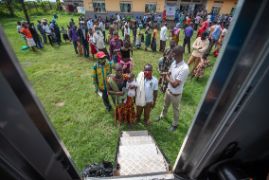 Eine lange Warteschlange vor einer mobilen Klinik in Uganda