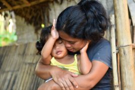 Philippinische Mutter umarmt ihre kleine Tochter