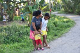 Philippinische Mutter und ihre Tochter stehen an einer Straße