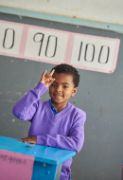 Äthiopisches Mädchen macht mit den Fingern eine Gebärde.