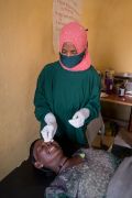 Äthiopische Frau bekommt eine Augenlid-OP