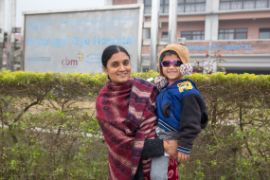 Mutter und Sohn vor einer CBM-geförderten Klinik in Nepal.