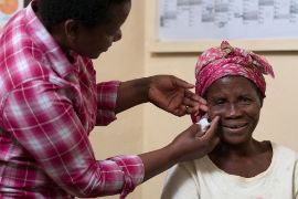 Frau bekommt nach der Grauen-Star-Operation den Augenverband entfernt