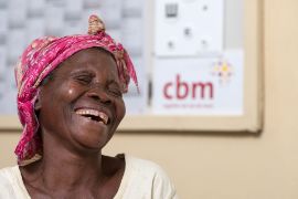 Frau lacht nach ihrer erfolgreichen Operation am Grauen Star