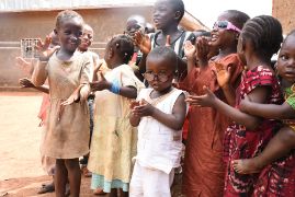 Gruppe afrikanischer Kinder, die in die Hände klatschen