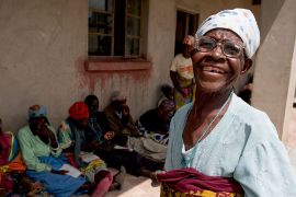 Afrikanische Frau mit dicker Starbrille.