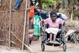 Ein afrikanisches Mädchen im Rollstuhl.
