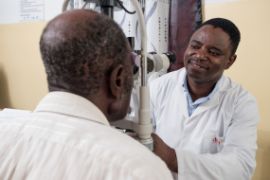 Augenarzt untersucht Patienten mit der Spaltltampe