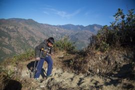 Naresh läuft einen Berg hoch mit seinen Krücken.