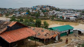 Von Wasser umspülte Hütten und Häuser eines Flüchtlingscamps, in dem Angehörige der ethnischen Minderheit Rohingya nach ihrer Fluch aus Myanmar leben.