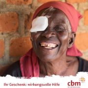 Afrikanische Frau mit Augenverband