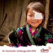 Asiatisches Kind mit Augenverband