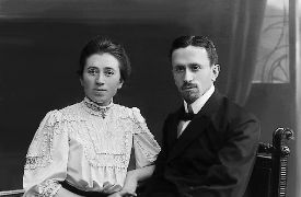 Eine Frau und ein Mann in Kleidung vom Anfang des 20. Jahrhunderts