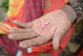 Handfläche mit zwei rosa Tabletten