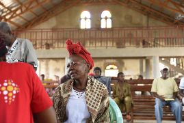 Eine Frau mit rotem Kopftuch in einer Kirche