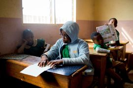 afrikanisches Mädchen mit Kapuzenpulli im Klassenzimmer