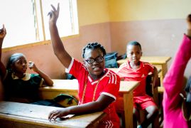 afrikanisches Mädchen mit Kapuzenpulli im Klassenzimmer