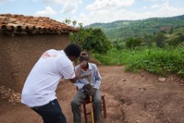 Augenuntersuchung in einem ruandischen Dorf