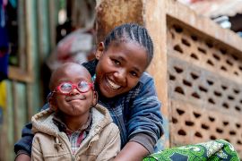 Eine lachende Frau und ein kleiner Junge mit Brille