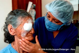 Graue-Star-Operation danach: Frau mit Augenverband
