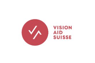 Vision Aid Suisse, daneben ein roter Punkt mit zwei weißen Häkchen