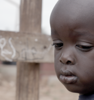 Traurig schauendes afrikanisches Kleinkind