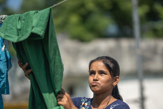 Eine junge Frau mit beim Wäscheabhängen