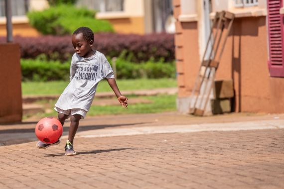 Ein etwa sechsjähriger Junge spielt Fußball.