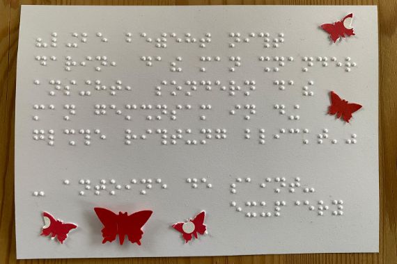 Ein Blatt mit eingeprägter Blindenschrift
