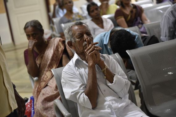 Indischer alter Mann mit gefalteten Händen