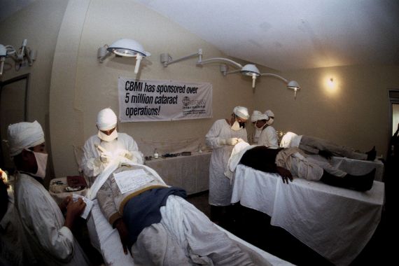 Auf drei OP-Tischen werden Patienten am Grauen Star operiert.