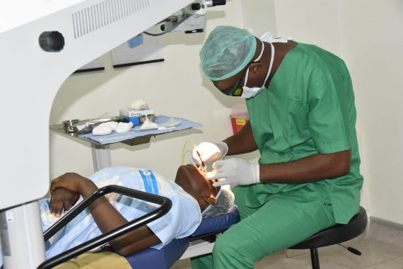 Schon seit Jahren leidet Chiriane (14) unter Grünem Star am linken Auge.  Im CBM-geförderten &quot;Maghrabi Ico Cameroon Eye Institute&quot; in Kamerun wird mit Lasern eine Grüner Star-OP durchgeführt.