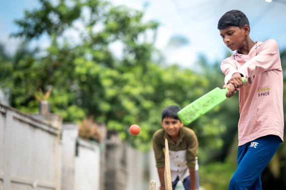 15-Jähriger spielt Cricket.
