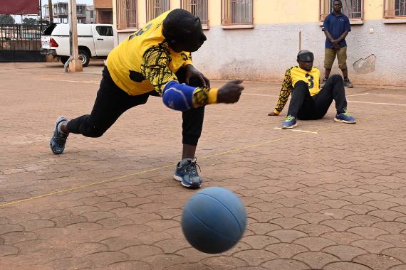 Ein Mann spielt Goalball