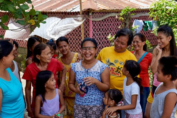 Eine Gruppe lachender philippinischer Frauen, Männer und Kinder