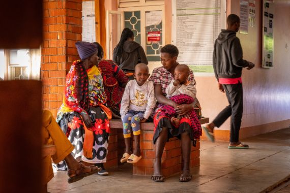 Schon früh am Morgen kommt Faith mit ihrer Mama ins Benedectine Augenkrankenhaus für ihre Graue-Star-Operation. Der Wartebereich ist schon gut gefüllt.