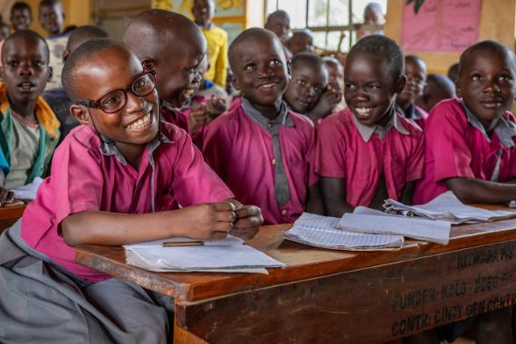 Rita war das CBM-Patenkind 2025. Sie wurde erfolgreich am bilateralen Katarakt operiert und kann heute wieder zur Schule gehen. Sie ist ein aufgewecktes Mädchen, das vor Lebensfreude nur so strotzt. 