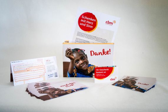 Mit bunden Fotos bedruckte Papierbox und Broschüren