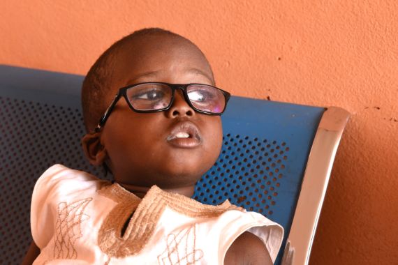Kleiner afrikanischer Junge mit Brille