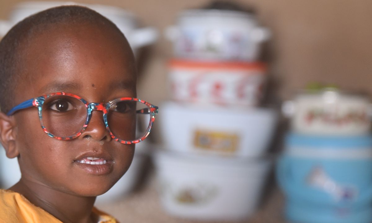 Kleiner Junge mit bunter Brille