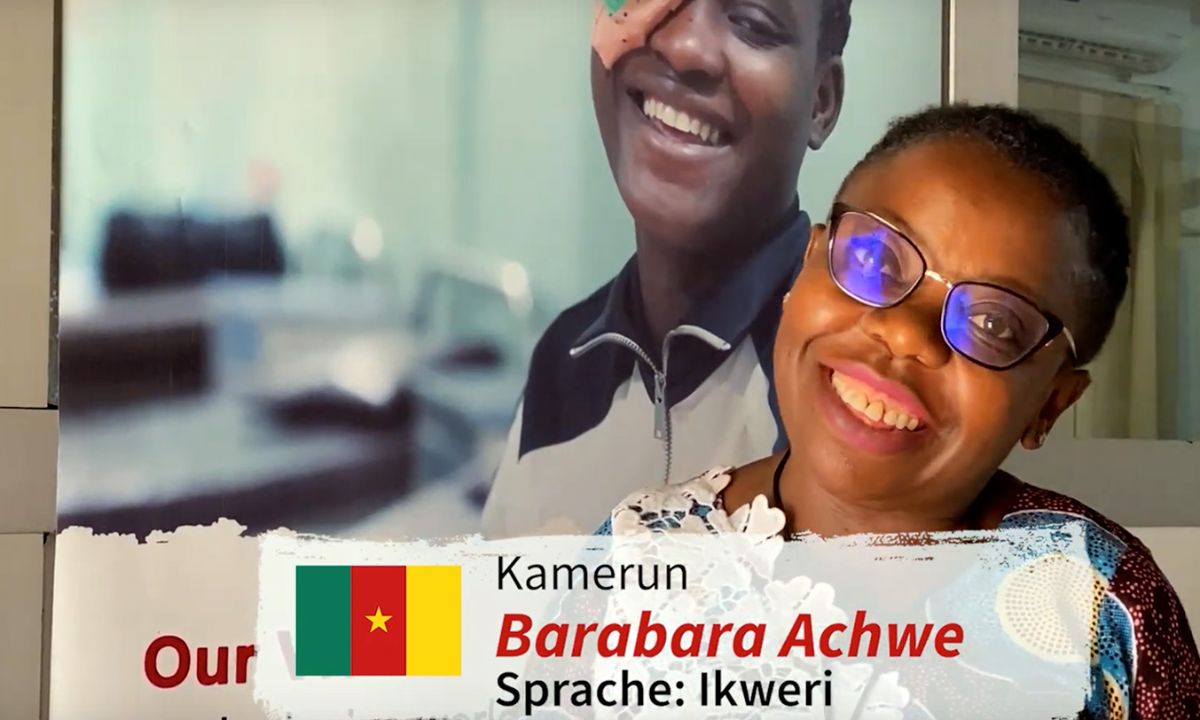 Videostartbild mit einer lachenden Frau mit Brille, darauf ein Abspielbutton und die Schrift: Kamerun, Barbara Achwe, Sprache: Ikweri