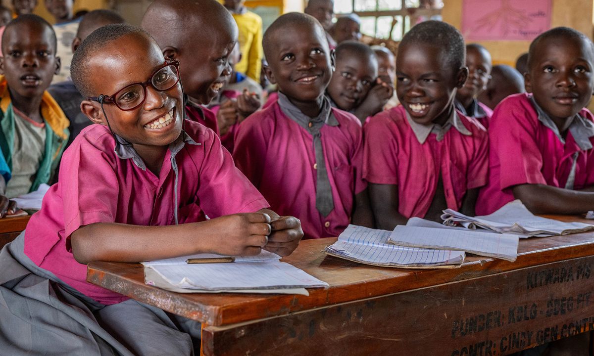 Rita war das CBM-Patenkind 2025. Sie wurde erfolgreich am bilateralen Katarakt operiert und kann heute wieder zur Schule gehen. Sie ist ein aufgewecktes Mädchen, das vor Lebensfreude nur so strotzt. 